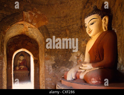 La PAYA LDN ZU Groupe de stupas sont intimes et avoir un bon éclairage sur les statues de Bouddha à l'intérieur - BAGAN, MYANMAR Banque D'Images