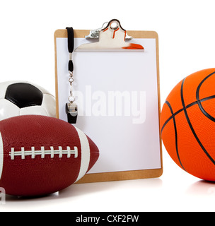 Un groupe de sports boule avec un presse-papiers vierges y compris un terrain de basket-ball, football américain et un ballon de foot sur blanc Banque D'Images