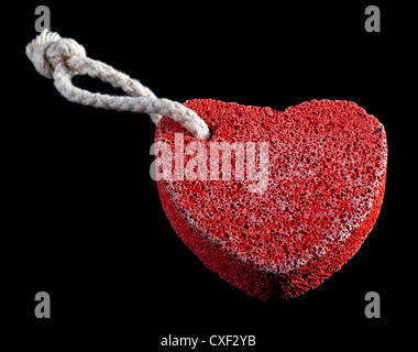 Pierre en forme de coeur rouge avec corde Banque D'Images