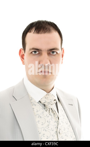 Jeune homme sérieux en costume de mariage portrait Banque D'Images