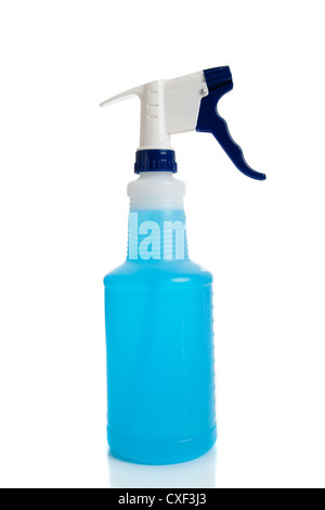 Vaporisateur avec produits chimiques de nettoyage bleu sur fond blanc Banque D'Images