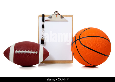 Clip de l'entraîneur de basket-ball avec sifflet conseil et un joueur de football américain Banque D'Images