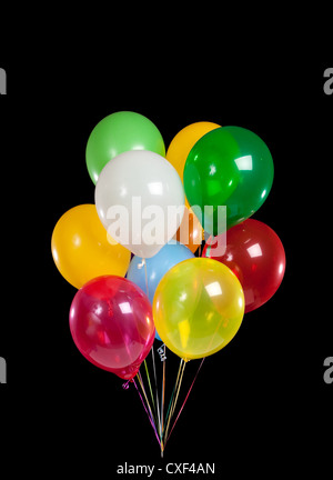 Bouquet de ballons de couleur différentes sur un fond noir Banque D'Images