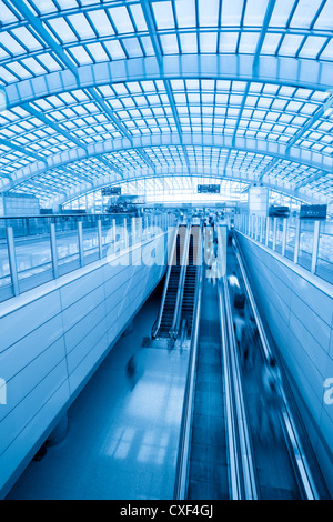 Dans l'escalator de la station de métro moderne Banque D'Images