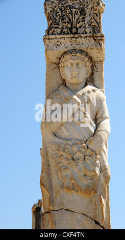 Colonne romaine de Corinthe et l'incorporation de capitol figure d'Héraclès à la porte d'Hercule, site archéologique, Ephèse Banque D'Images