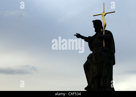 Jésus tenant une croix d'or statue sur le Pont Charles Prague Banque D'Images