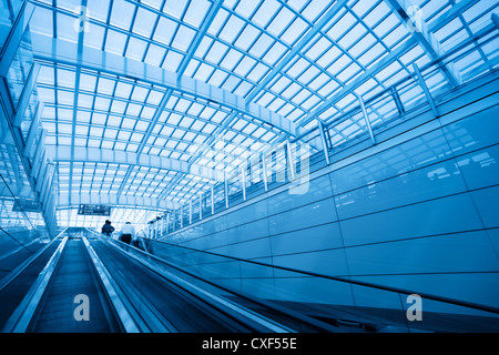 L'escalier menant à l'aéroport moderne Banque D'Images