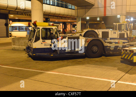 Une TBL 180 Douglas moins attelage tracteur à l'aéroport de Gatwick. Banque D'Images