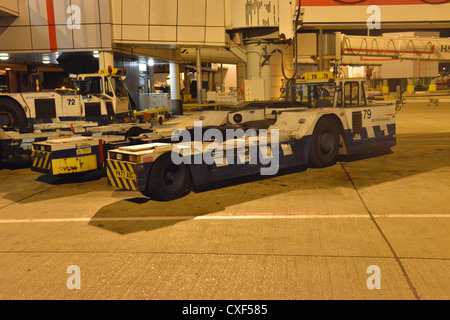 Une TBL 180 Douglas moins attelage tracteur à l'aéroport de Gatwick. Banque D'Images