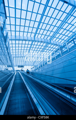 Dans l'escalator de l'aéroport intérieur moderne Banque D'Images