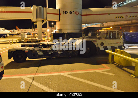 Une TBL 180 Douglas moins attelage tracteur à l'aéroport de Gatwick. Banque D'Images