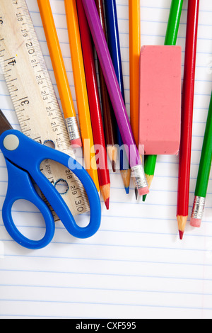 Crayons Multi-couleur sur papier de l'ordinateur portable Banque D'Images