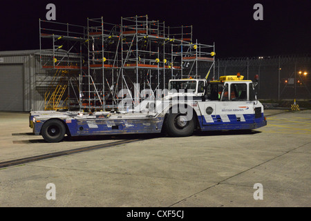 Une TBL 180 Douglas moins attelage tracteur à l'aéroport de Gatwick. Banque D'Images