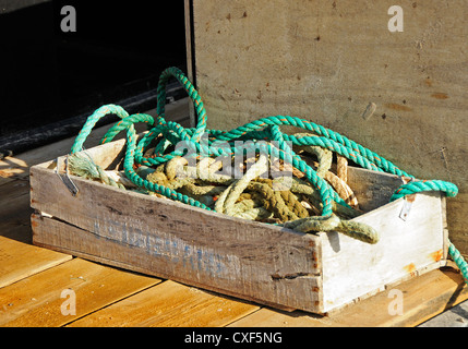 Lignes de rechange et des cordes à bord d'un navire de pêche Banque D'Images