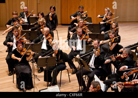 Orchestre Symphonique Magyar Radio effectuer en concert au MUPA le 14 septembre 2012 à Budapest, Hongrie. Conductor : Andras Ligeti Banque D'Images