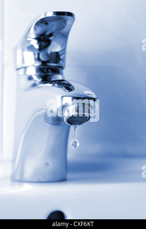 L'eau qui goutte du robinet d'eau, gros plan Banque D'Images