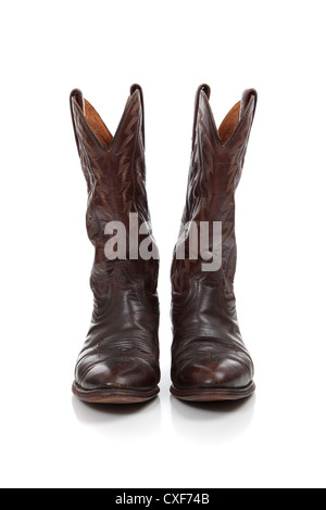 Bottes de cowboy en cuir brun sur un fond blanc Banque D'Images