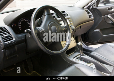 Intérieur d'une voiture avec vue sur le volant et tableau de bord Banque D'Images