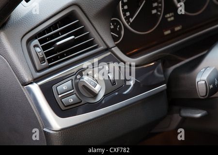 L'interrupteur des feux dans une voiture de luxe, Fini design noir Banque D'Images