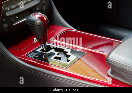 Poignée de changement de vitesse automatique avec finition en acajou Banque D'Images