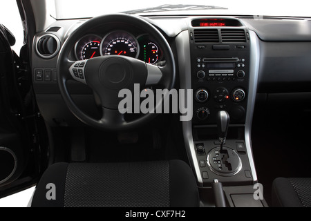 Intérieur d'une voiture avec vue sur le volant et tableau de bord Banque D'Images