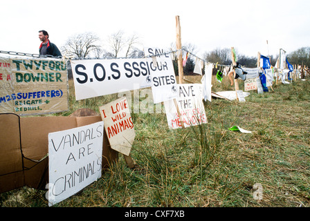 Bannières de protestation contre le projet d'extension M3 Banque D'Images