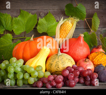 Citrouilles d'automne sur les planches de bois still life Banque D'Images