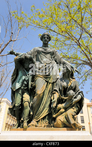 Madrid, Espagne. Monument à Plaza del Campillo del Mundo Nuevo. 'La Proteccion a la Infancia' (1892) Víctor Óscar Tilgner (PAS A. Knipp) Banque D'Images