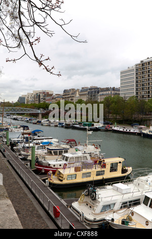 Vue le long Canal St Martin au début du printemps, Paris, France Banque D'Images