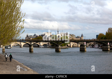 Vue sur le Pont des arts et la Région Ile-de-la-Cite des bords de Seine, Paris, France Banque D'Images