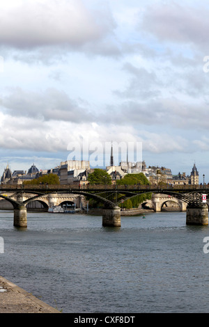 Vue sur le Pont des arts et la Région Ile-de-la-Cite des bords de Seine, Paris, France Banque D'Images