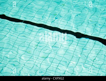 La texture de fond de lignes dans le fond d'une piscine. Banque D'Images