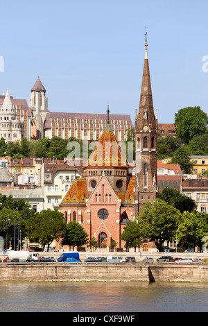 19e siècle église réformée de Buda, tenement maisons et rivière du Danube à Budapest, Hongrie. Banque D'Images