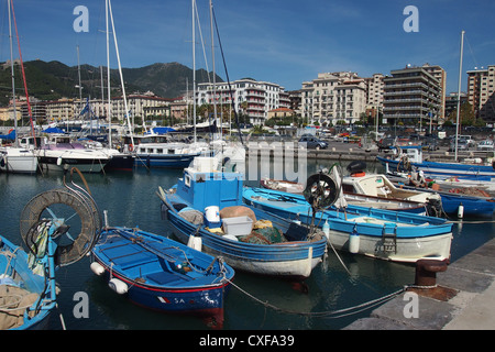 Le port de Salerne, sur la côte amalfitaine, dans le sud de l'Italie Banque D'Images