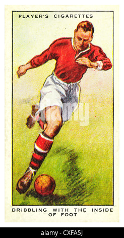 Carte de cigarettes ; conseils sur l'Association "Football" (John Player & Sons, 1934) Dribbler avec l'intérieur du pied Banque D'Images