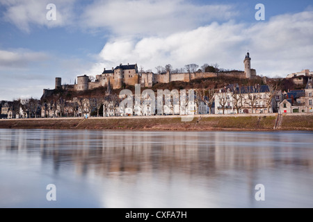 La rivière Vienne reflétant la ville et château de Chinon. Banque D'Images