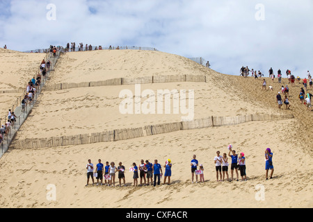 Les gens de Siblu organisation dans la lutte contre le cancer dans la célèbre Dune du Pyla, à Pyla sur Mer, France. Banque D'Images