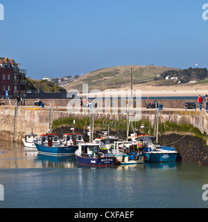 Petits bateaux de pêche dans le port de Padstow à Cornwall. Banque D'Images