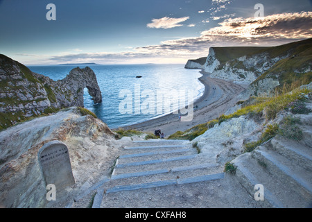 Le coucher de soleil à Durdle Door et bat la tête dans le Dorset. Banque D'Images