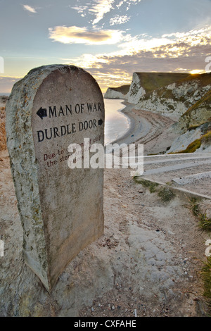 Le coucher de soleil à Durdle Door et bat la tête dans le Dorset. Banque D'Images