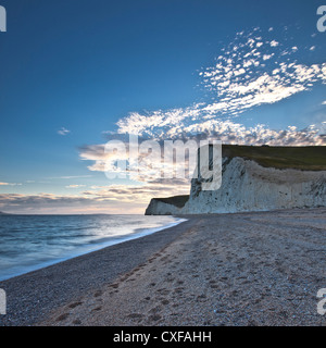 Le coucher de soleil à Durdle Door et bat la tête dans le Dorset. Banque D'Images