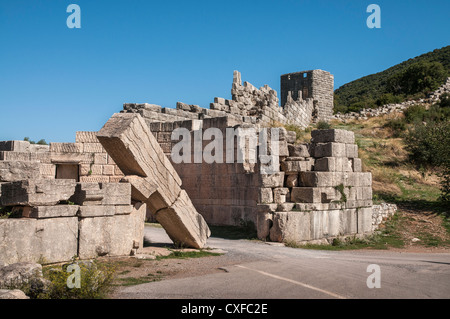 La demeure en pierre massive de l'Arcadia porte à l'ancienne Messène (Ithomi), Messénie, Sud du Péloponnèse, Grèce Banque D'Images