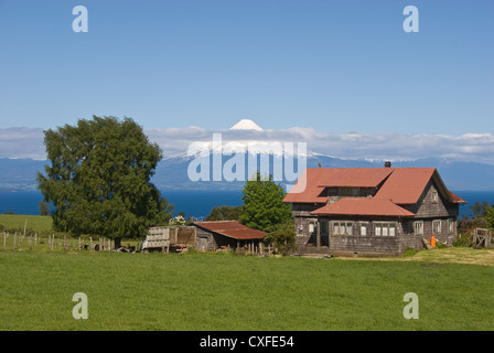 Le Chili, Elk198-3341 Lago Llanquihue, ferme avec volcan Osorno Banque D'Images