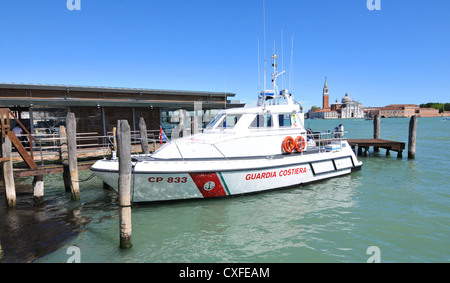 Venise, Italie - 7 mai 2012 : garde-côtes italiens bateau ancré dans la lagune de Venise Banque D'Images