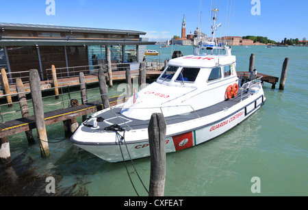 Venise, Italie - 7 mai 2012 : garde-côtes italiens bateau ancré dans la lagune de Venise Banque D'Images