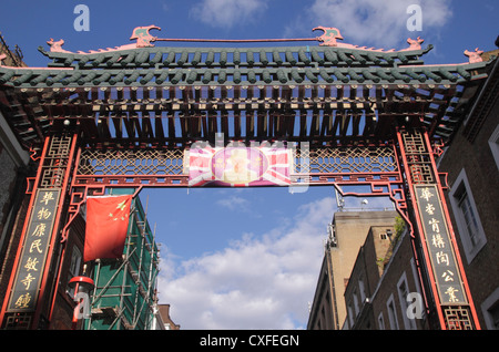 Porte d'entrée du quartier chinois de la rue Gerrard à Londres Banque D'Images