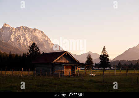 Maison en bois en Bavière Wallgau avant le coucher du soleil Banque D'Images