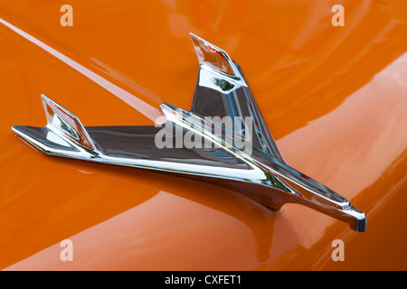 Le style simplifié hotte ornement avion sur un 1956 Chevy Bel Air Banque D'Images