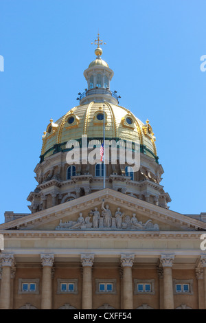 Dôme d'or de la coupole et Iowa State Capitol building ou statehouse de Des Moines Banque D'Images