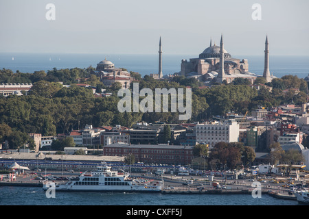 Vues du haut de la tour de Galata, à Istanbul, en Turquie. Donnant sur le Bosphore, la mer de Marmara, l'Asie, et l'Europe. Banque D'Images